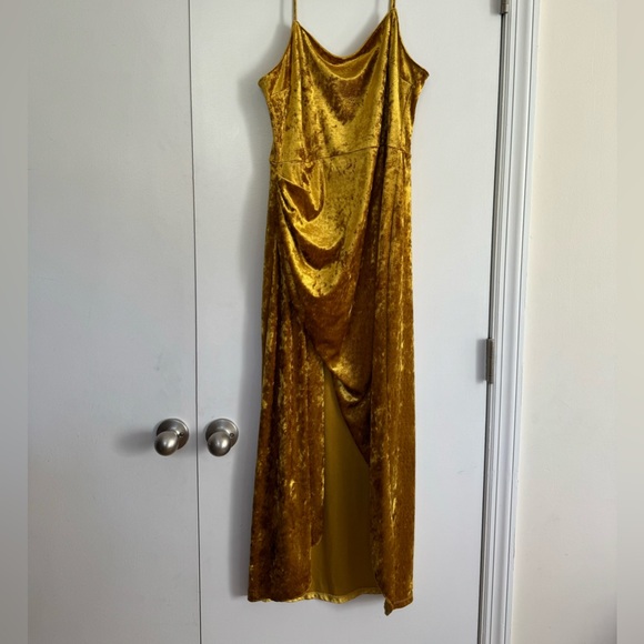 SAYLOR Crushed Velvet midi Dress - Picture 4 of 6